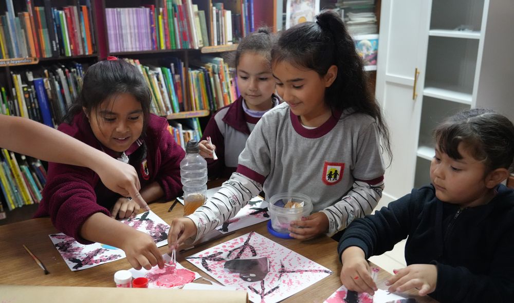 Estudiantes realizando un taller de arte en la Biblioteca CRA del colegio