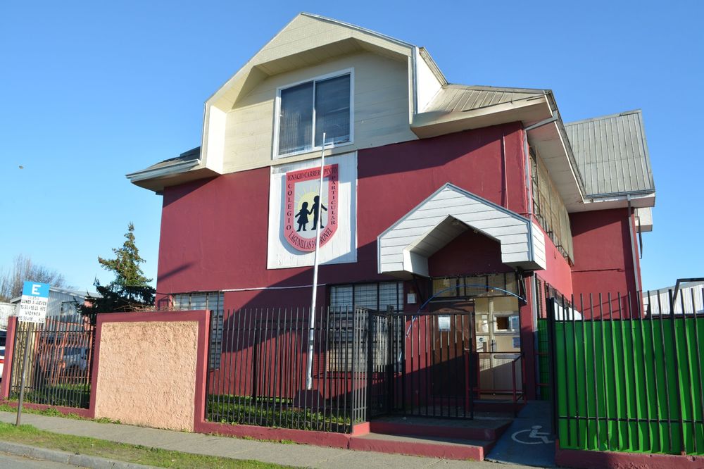 Fachada de la sede 1 del Colegio Ignacio Carrera Pinto en Lagunillas, Coronel