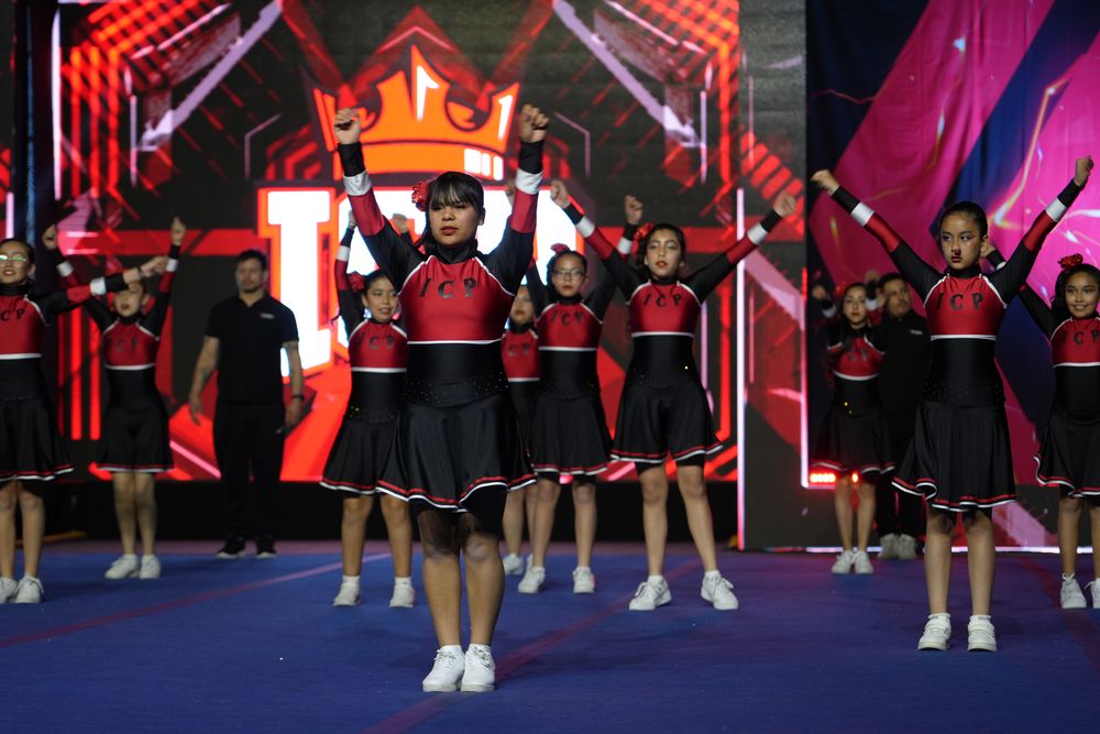 Equipo de cheerleader del colegio compitiendo en un campeonato