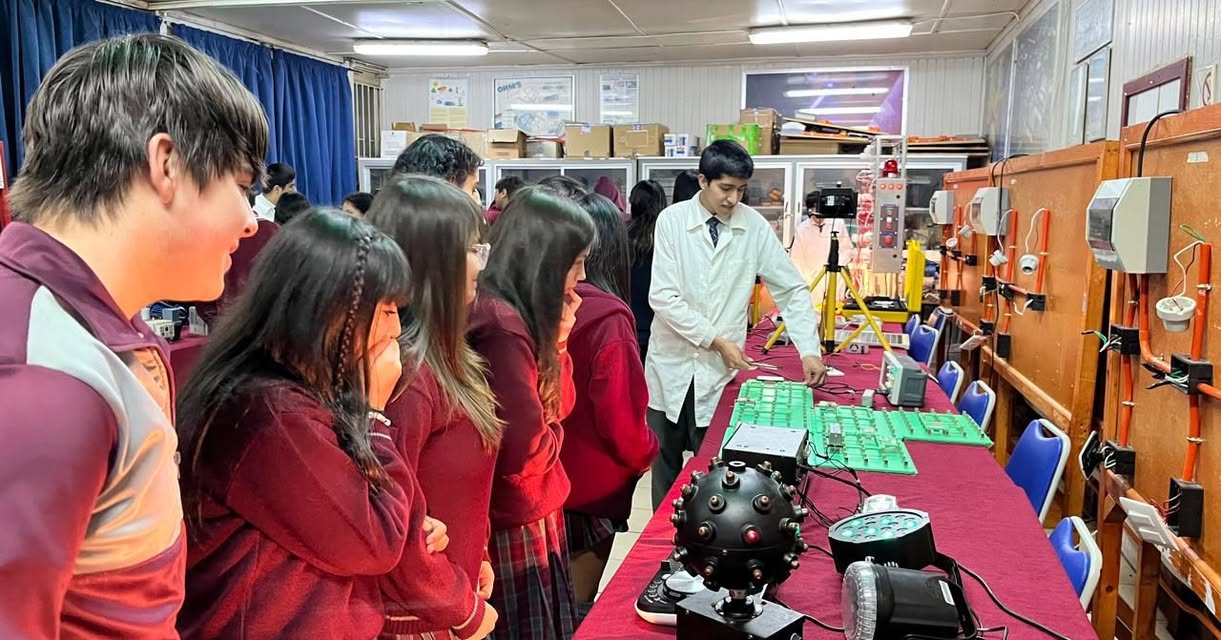 Estudiantes de 8° básico visitan la “Casa Abierta” del Liceo Industrial Metodista de Coronel